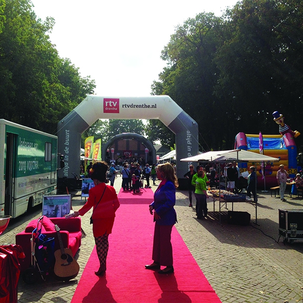 Rode loper naar de podiumwagen Large